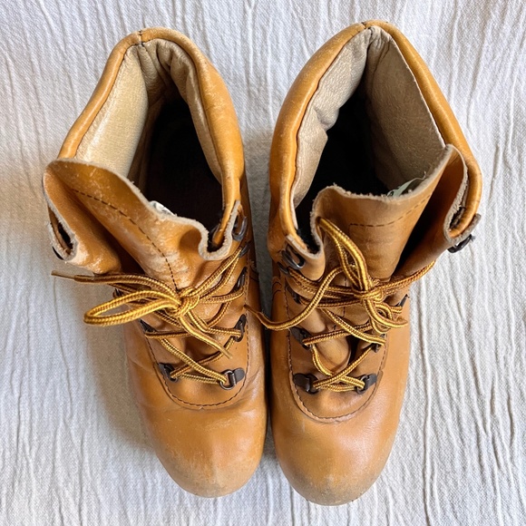 Vintage Maple Leaf Alpine boots - Picture 2 of 9